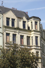 Fototapeta na wymiar Alte verfallene Mehrfamilienhäuser in Bremerhaven-Lehe