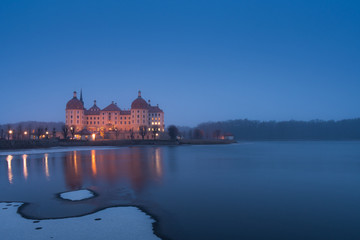 Obraz premium Schloss in Moritzburg bei Dresden an einem verschneiten Abend im Winter