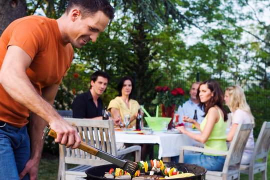 Freunde grillen im Garten