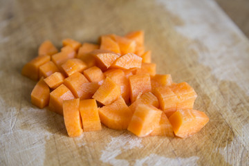 Karotten schneiden auf ein Schneidebrett