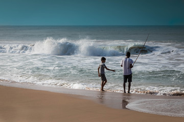 Zwei Jungs angeln am Strand