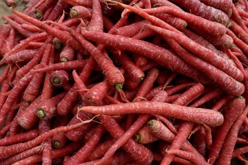 Fresh red carrots in an Indian farmers produce market in Jaipur, Rajasthan, India. 