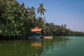 Lagunenlandschaft mit Fischerhütte und Kanu in Sri Lanka