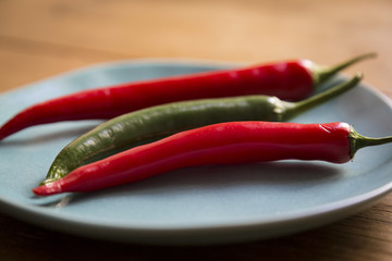 Chili über einen Teller