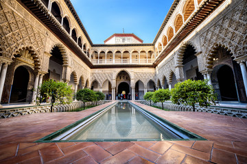Fototapeta premium Sewilla, Hiszpania: Prawdziwy Alcazar w Sewilli. Patio de las Doncellas w Pałacu Królewskim, Real Alcazar (zbudowany w 1360), Hiszpania