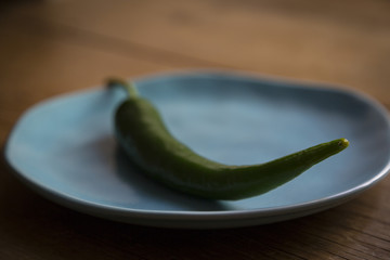 rote und grüne Chilischoten auf einem Teller