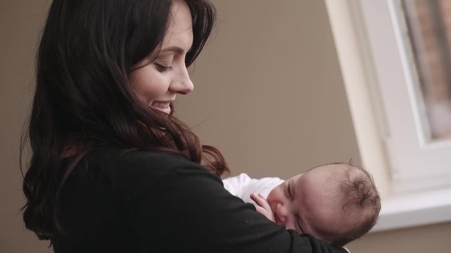 Mother with a newborn baby in her hends