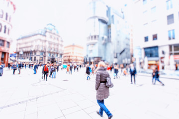 Obraz premium Crowd of anonymous people walking on busy city street