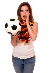 Junge Frau mit Deutschland-Blütenkette und Fußball 