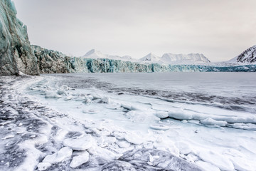 Lodowcowy krajobraz u progu wiosny © blackspeed