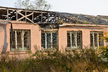 Здание было разрушено в результате военных действий   