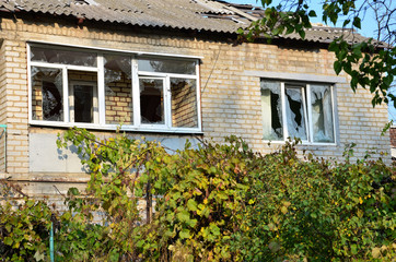 Уютный дом, разрушенный войной. Окна, двери сломаны,...
