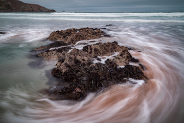 Onda avvolgente spiaggia della Bretagna Francia