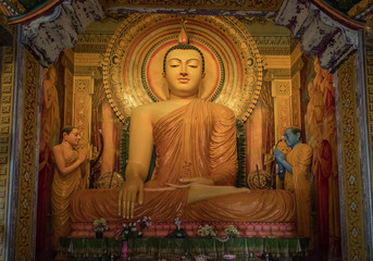 Sitzende Buddhastatue in einem Tempel - Sri Lanka