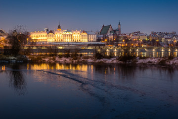 Fototapeta na wymiar Royal castle and old town over the Vistula river in Warsaw, Poland