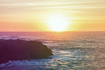 Plakaty  Piękny zachód słońca nad oceanem.