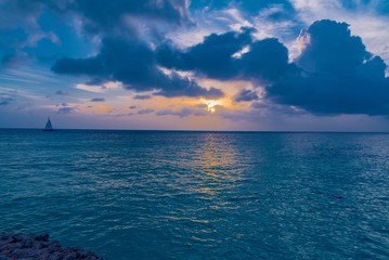 Fototapeta na wymiar colorful sunset on the coast of the Caribbean Sea Island of Aruba