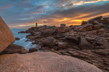  Phare du Ploumanac'h alba Bretagna Francia