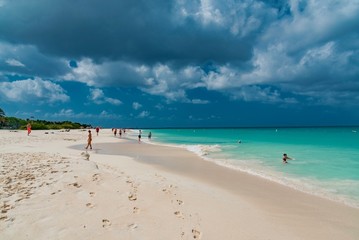 Fototapeta na wymiar white beach with with sailboats in the ocean in the Caribbean sea Island of Aruba