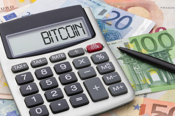 Taschenrechner mit Geldscheinen - Bitcoin