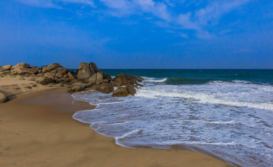 Sandstrand mit Meer und Felsen, Arugam Bay, Sri Lanka