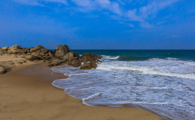 Sandstrand mit Meer und Felsen, Arugam Bay, Sri Lanka