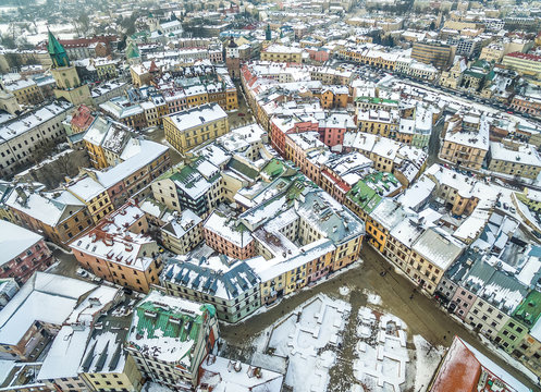 Lublin - zima na starym mieście. Plac Po Farze i ulica Grodzka w Lublinie. Zimowy krajobraz miasta.