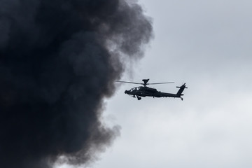 Fototapeta na wymiar Rauch als Tarnung - Hubschrauber verliert Sicht