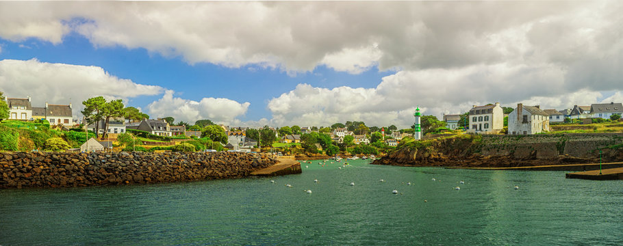Bretagne le Port de Doelan pr&egrave;s de Clohars-Carnoet en Finist&egrave;re vue de la digue