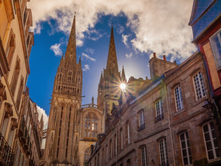 Bretagne Rue Kéréon et la Cathédrale  St Corentin à Quimper avec soleil