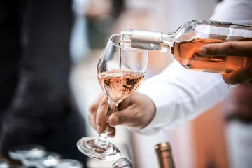 Gordijnen Rosé wijnglas © Fenea Silviu