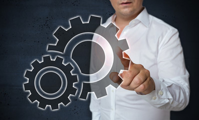 Zahnrad Touchscreen wird von Mann bedient Konzept
