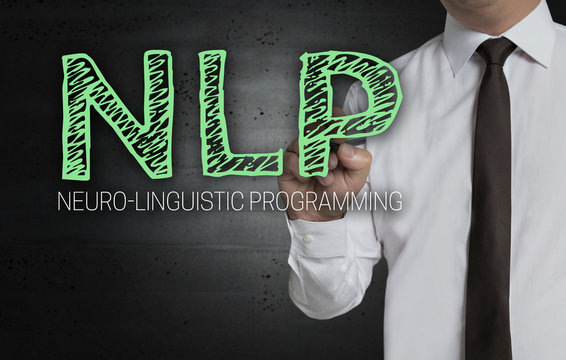 NLP wird von Gesch&auml;ftsmann auf Bildschirm geschrieben