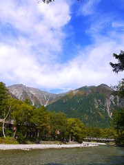 上高地　梓川　河童橋　穂高連峰。長野　日本。９月下旬。