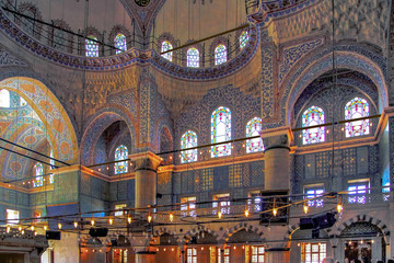Obraz premium ISTANBUL, TURKEY - MARCH 24, 2012: Interior of the Sultanahmet Mosque.