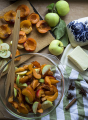 photo of sliced ​​apples and apricots on the kitchen table