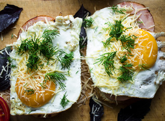Photo of crispy toast with shin and scrambled eggs