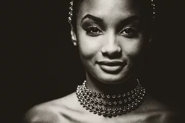 Zelfklevend Fotobehang mooie vrouw met kettingjuwelen in zwart-wit foto © Zdenka Darula