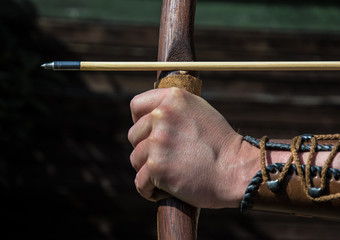 Hand mit Pfeil und Bogen beim Zielen