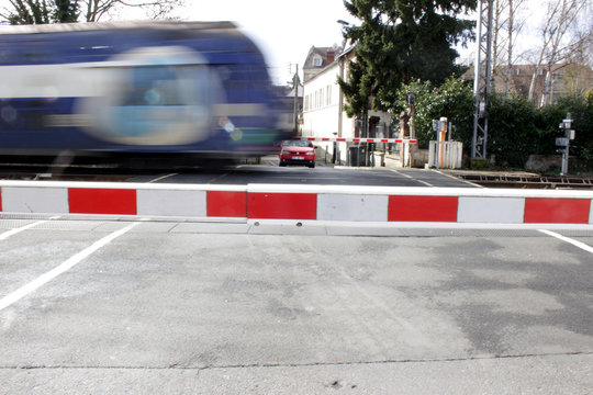 Transilien - Train sur passage &agrave; niveau