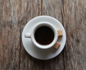 tasse de café et sucre brun