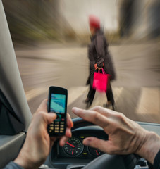 Autofahrer telefoniert mit Handy und rast auf Zebrastreifen mit Fußgänger zu - Driver talk on the...