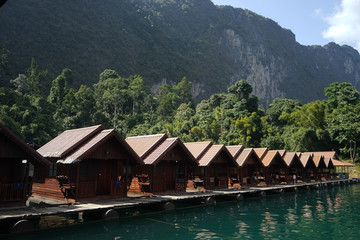 Naklejka premium Thailand, Phuket, 2018 - Thailand boat on the lake Khao Sok,Beautiful scenery, the lakes of the mountains are very beautiful