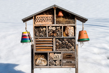 Wildbienenhotel in einer Schneelandschaft