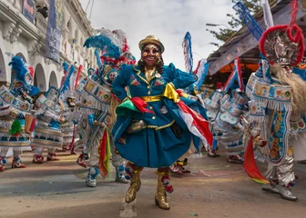 Deurstickers Carnaval Oruro-carnaval in Bolivia met gemaskerde danseres tijdens processie