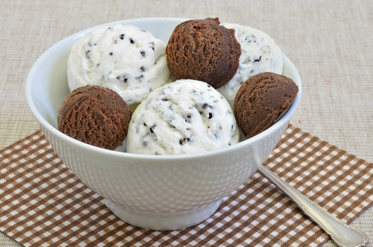 Stracciatella Eis und Schokoladen Eis / stracciatella eiscreme und schokoladen eiscreme in einer wei&szlig;en sch&uuml;ssel, nahaufnahme 