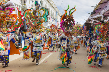 Oruro-Karneval in Bolivien mit maskierter Tänzerin während der Prozession