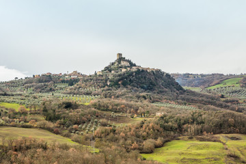 Fototapeta na wymiar Burg und hügelige Landschaft, Toskana, Italien