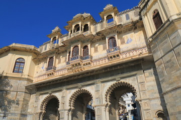 Fototapeta na wymiar Historical lakeside architecture Gangaur gate cityscape Udaipur India 