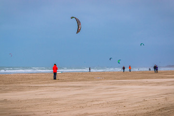Obraz premium Kitesurf sur la plage de la Grande Motte